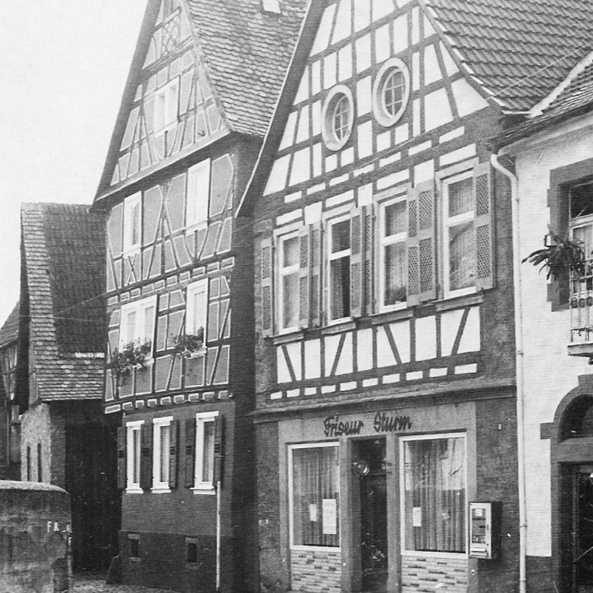 Historisches Foto des Gebäudes schwarzweiß Friseur Sturm